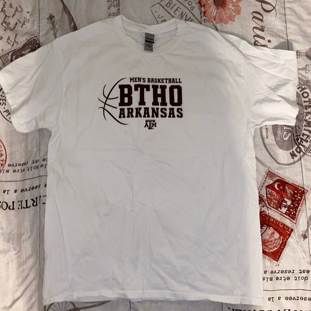 Mens basketball BTHO Arkansas T-Shirt size large.